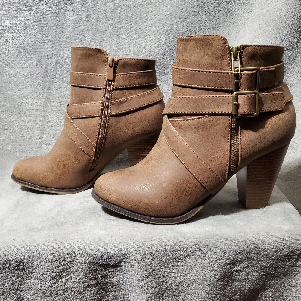 Forever Camila-69 NWOT Faux Leather Buckle and Strap Booties Tan Size 10